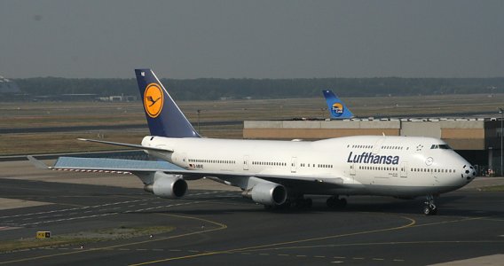 b747-400,LH,fra,030905,5,fotball_edited-1.jpg