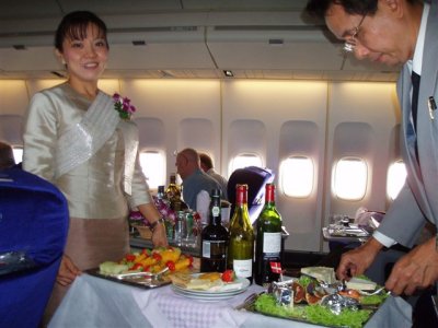 Den alltid servicevennlige besetning ved ost og vin bordet.jpg