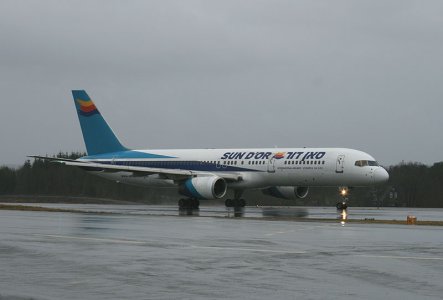 Sun-Dor_Boeing_757-200_4X-EBM_d_.jpg