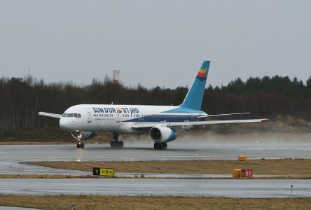 Sun-Dor_Boeing_757-200_4X-EBM_f_.jpg