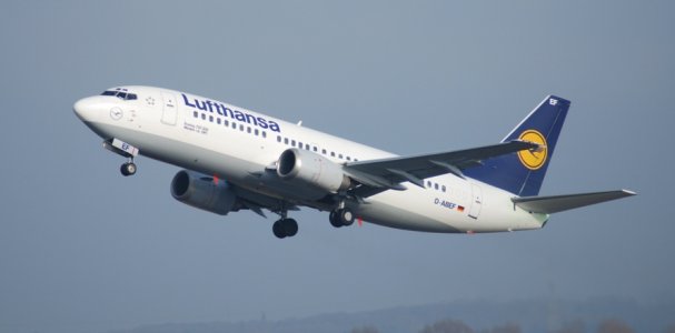 LH B733 D-ABEF DUS takeoff.jpg