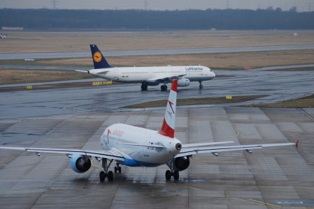 OS A319 og LH A321 DUS ground.jpg