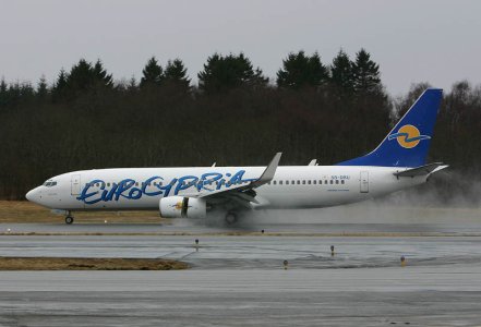 Eurocypria_737-8Q8_5B-DBU_b_11-04-2006_.jpg