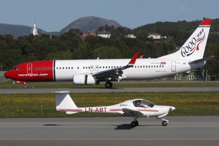 DY B737-800 LN-NOL 110509-960.jpg