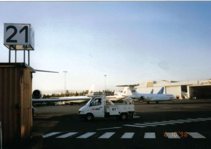 FBU fra gate21 mot BU.jpg FBU fra gate21 mot BU.jpg