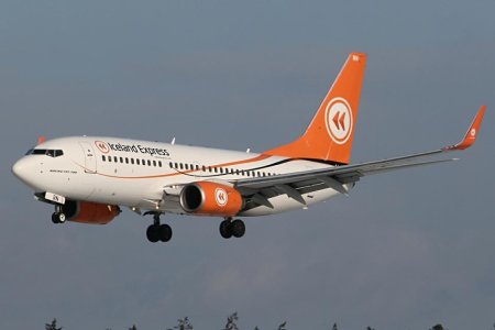 Iceland_Express_B737_G-STRN.jpg