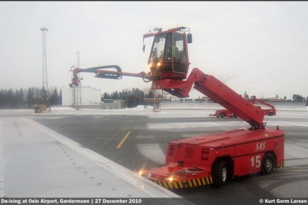 Deicing_Oslo_2010-12-27.jpg