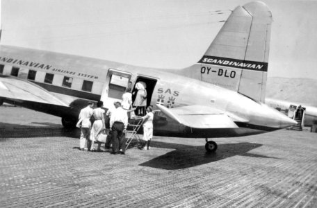 Vickers_Viking_OY-DLO_(Tormund_Viking)_SAS_colours_Athen_c1949.jpg