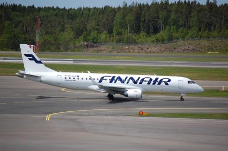 Finnair Embraer E190 (New Livery).jpg