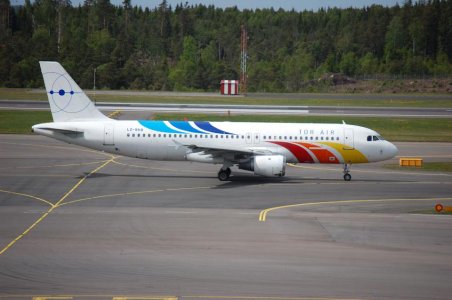 Tor Air Airbus A320.jpg