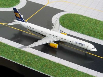Icelandair B753 400.jpg