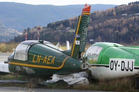 LN-AEA_OY-DJJ_notodden_19okt2011.jpg