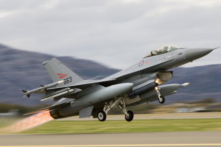 Norwegian F-16 takeoff - Morten Granhaug_L8Z3270_3.jpg