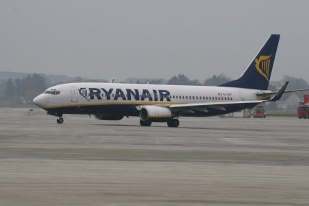 Ryanair B737-800 EI-DAPed.jpg