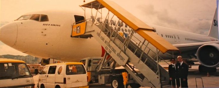 SAS 767-383 OY-KDO Kai Tak.jpg
