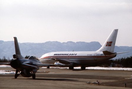 NoRAF_F-16_and_Braathens_737-200_at_Flesland.jpg
