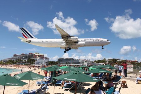 A340 over Maho.jpg