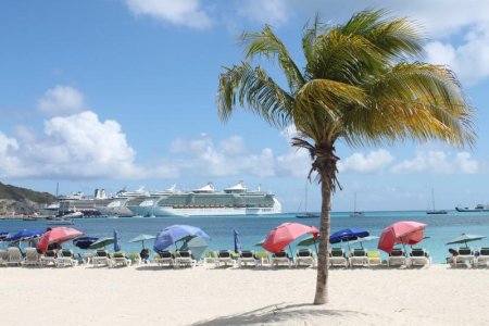 Dagens cruiseskip i St Maarten.jpg