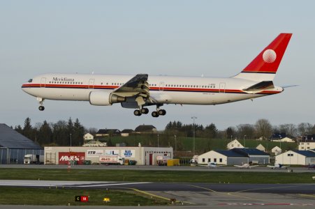 Meridiana 767-300 I-AIGG d.jpg