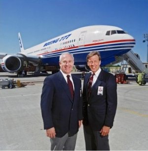 454x465xCASHMAN-John-E.-and-Kenny-Higgins-with-Boeing-777-Paine-Field-19941.jpg.pagespeed.ic.X-S.jpg