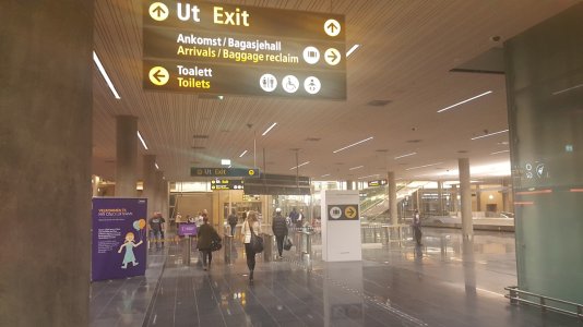3 - nederst i rulletrappen og rett ut.jpg