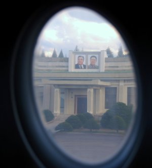 Far og bestefar Kim utenfor vinduet.jpg