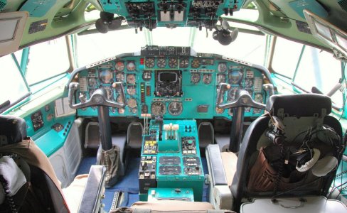 TU-154 Cockpit.jpg