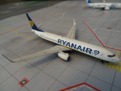 RYANAIR BOEING 737-800.JPG