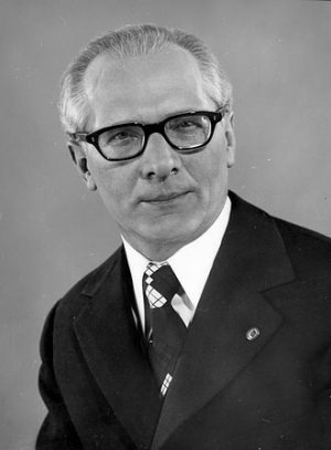 330px-Bundesarchiv_Bild_183-R0518-182,_Erich_Honecker.jpg