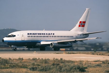 LN-SUZ @ FAO 1993-04-24.jpg