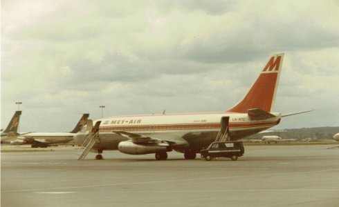 LN-MTC @ LGW 05-1972.jpg