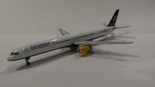 Icelandair_757-300_TH-FIX_d_.jpg