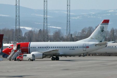 LN-BRU (DY) @ OSL.jpg