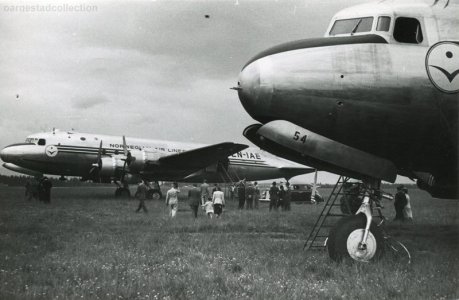 LN-IAD og LN-IAE ukjent sted 1946-1948_800px_600dpi.jpg