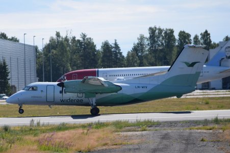 Widerø Dash8-100.jpg