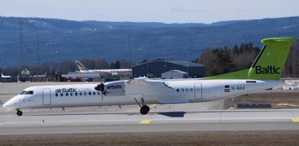 Air Baltic Dash 400 YL-BAX.jpg