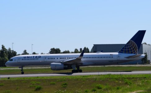 UA B-752 N33103.jpg