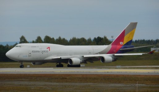 Asiana B747-400F.jpg