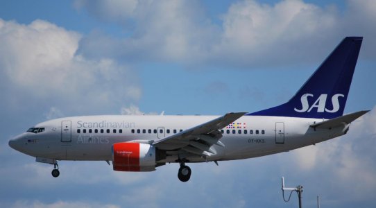 OY-KKS, B737-683.jpg