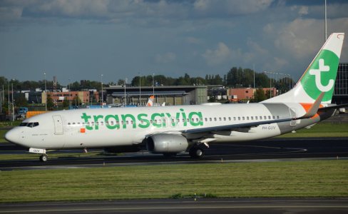 HV B738 PH-GUV.jpg