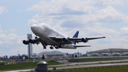 Dreamlifter Take-off.jpg