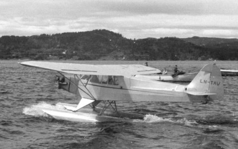 LN-TAW flottører.jpg