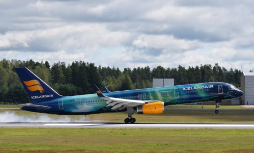 Icelandair B-752.jpg
