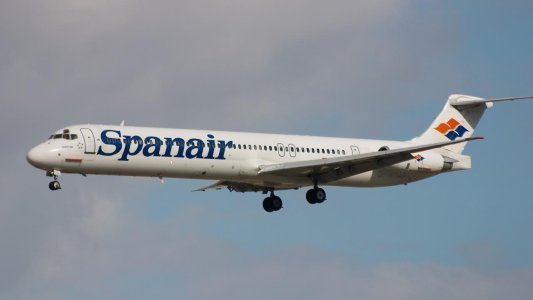 McDonnell_Douglas_MD-83_%28DC-9-83%29_-_Spanair_-_EC-FXA_-_LEMD_-_20050305.jpg