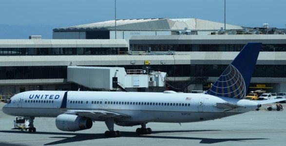 UA B757.jpg