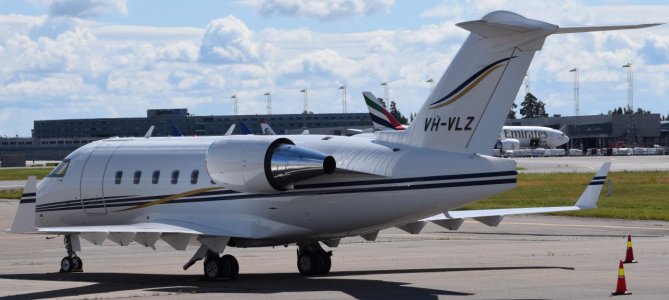 VH-VLZ Bombardier Challenger       600-2B16.jpg