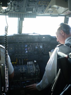 Cockpit DHC-7.jpg
