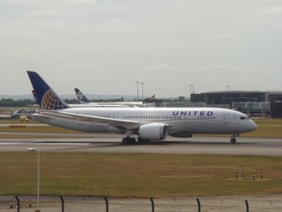 UA B787-8 LHR.jpg