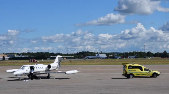 Ambulansefly og bil.webp