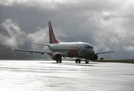Jet2_737-377_G-CELA_f_.jpg